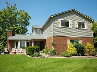 570 Lakes Edge Dr, Oxford, MI
