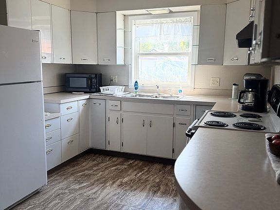 3rd image of 916 National St