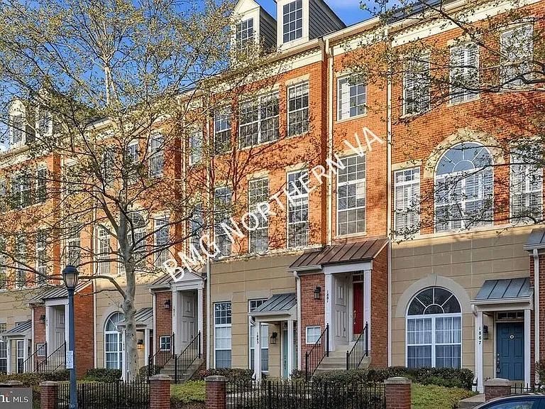 1881 Crescent Park Dr — Photo 1