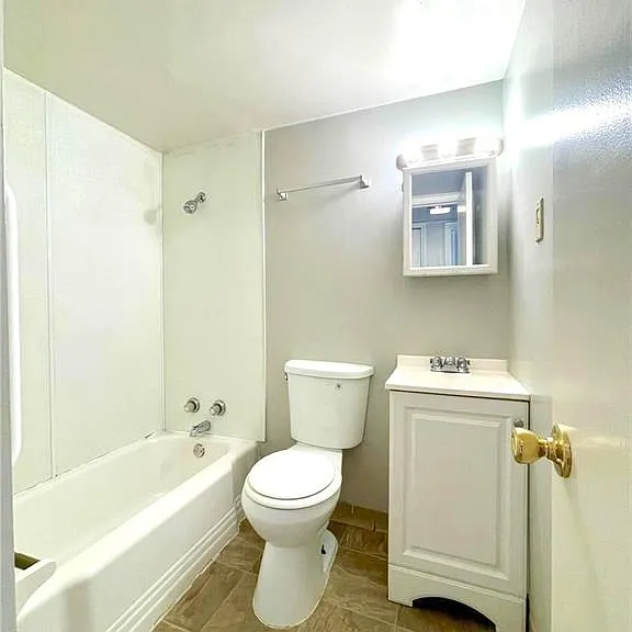 103 E 7th St #1 — Photo 7