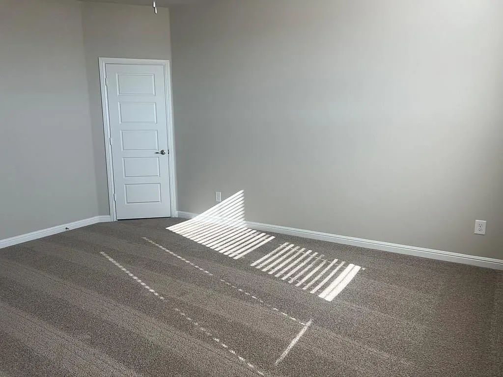 5 bed, 2.5 bath, 2700 sqft, $3,000 — Photo 3