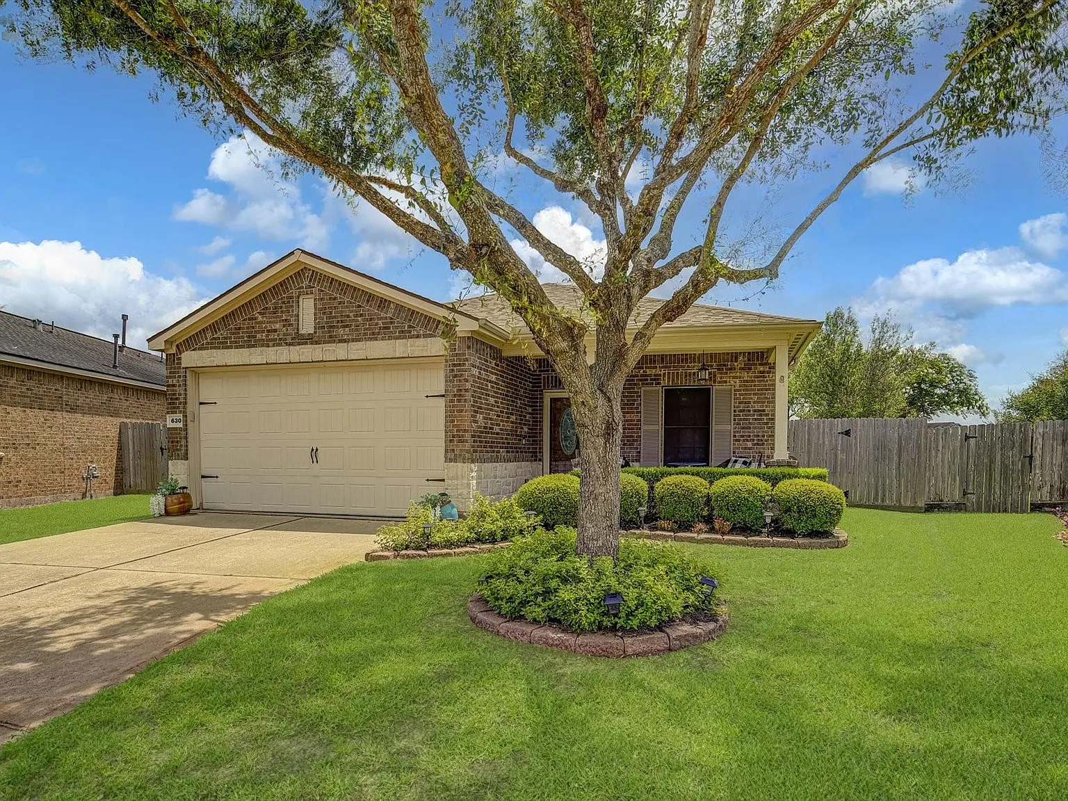 3 bed, 2.0 bath, 1760 sqft, $2,200 — Photo 3