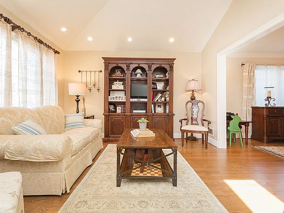 2nd image of 5759 Hewlett St