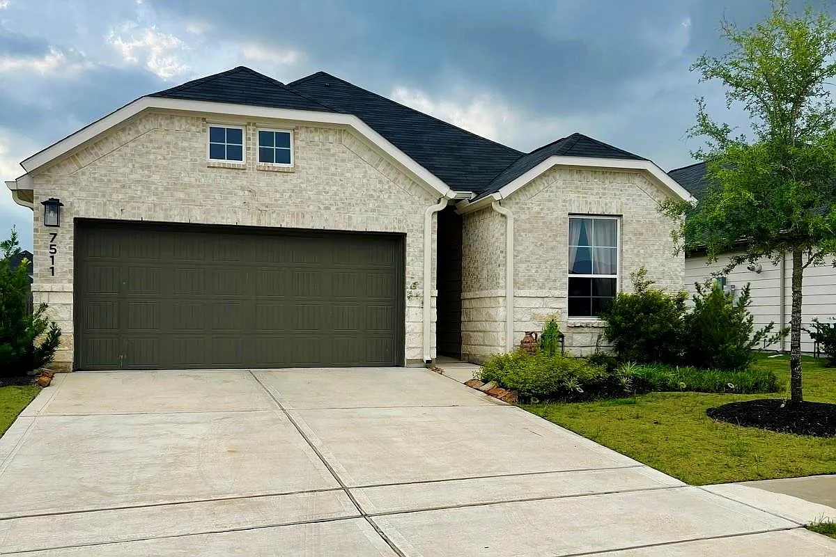 4 bed, 2.0 bath, 1897 sqft, $2,600 — Photo 1