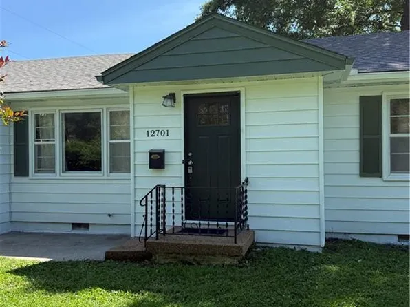 12701 Grandview Rd, Grandview, MO 64030