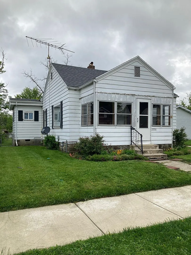 Price reduced! Charming 3 bedroom 1 bath — Photo 2