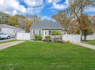 302 Auborn Ave, Shirley, NY 11967