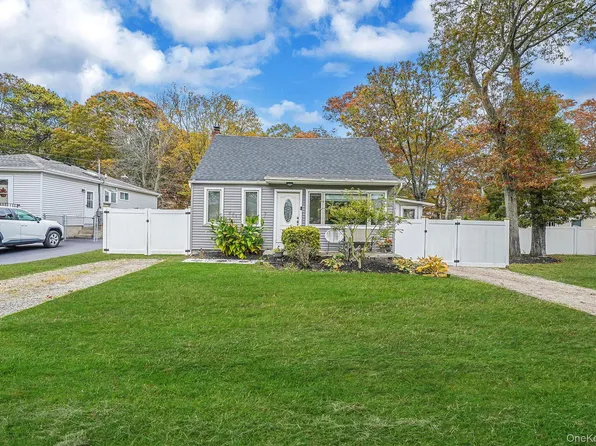 302 Auborn Avenue, Shirley, NY 11967