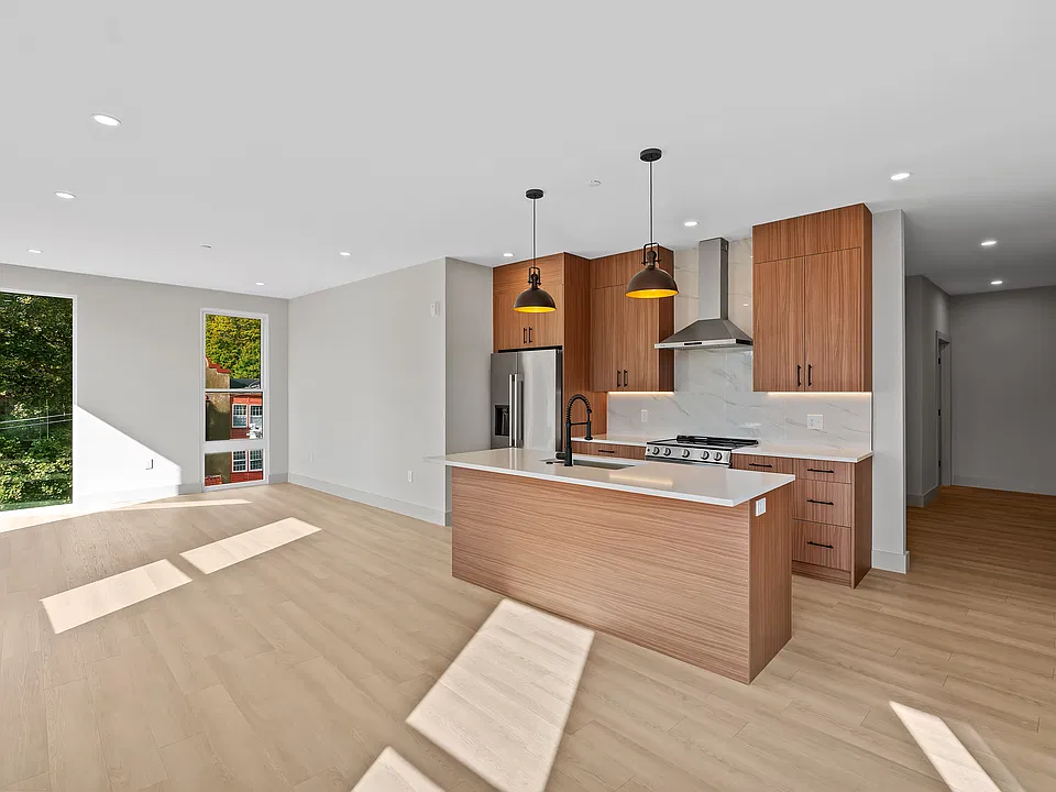 521-529 Franklin St #201