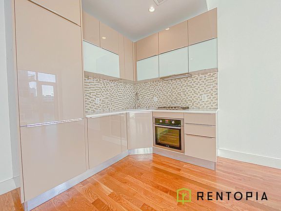 2nd image of 65 Ainslie St #326