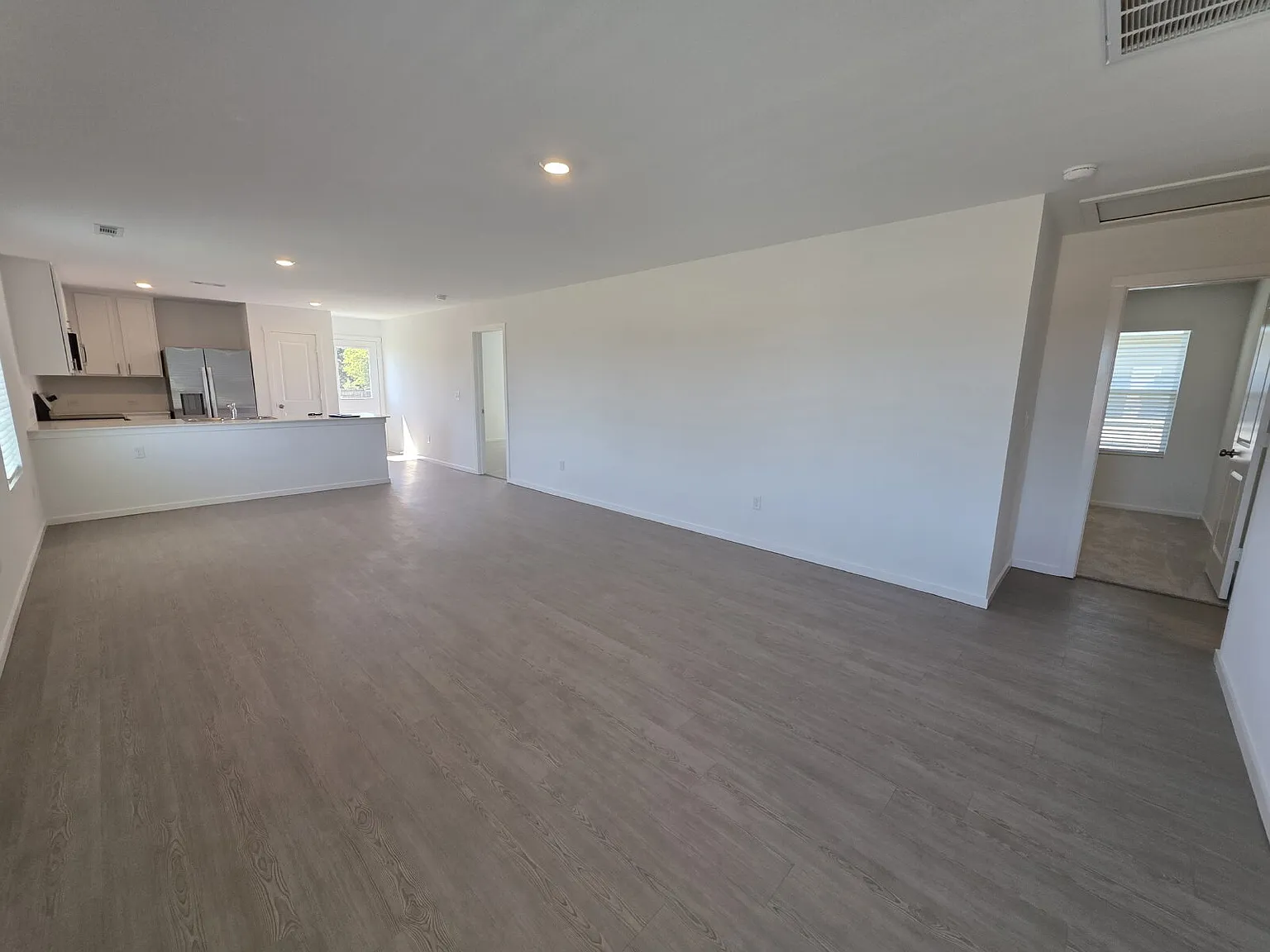 3 bed, 2.0 bath, 1411 sqft, $1,900 — Photo 3