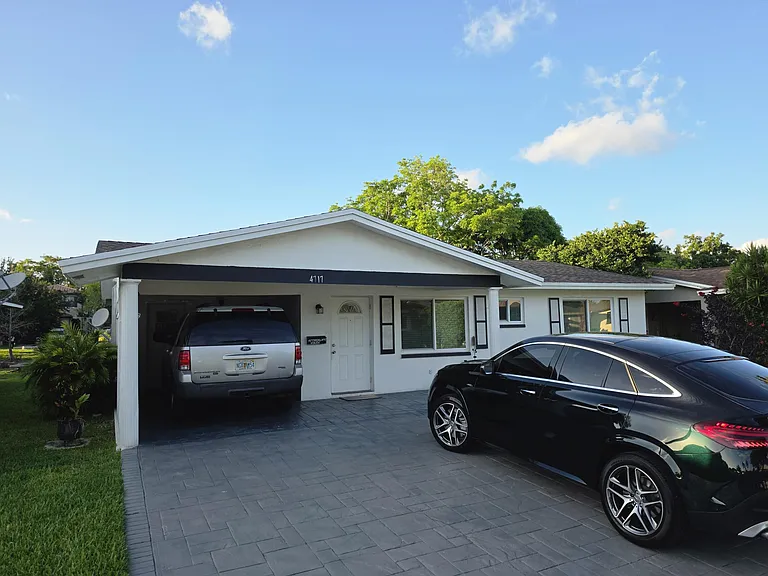 4717 NW 58th St — Photo 2