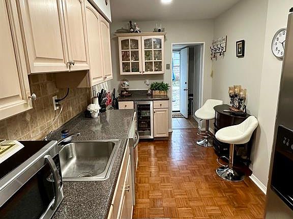 4th image of 54 College Pl