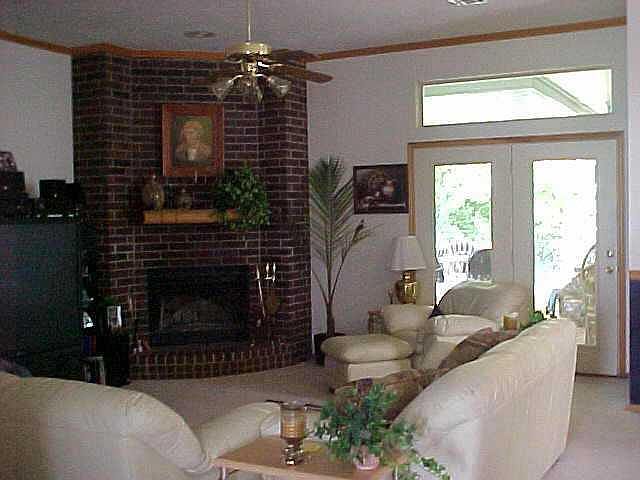 2nd image of 432 E 12th Oaks