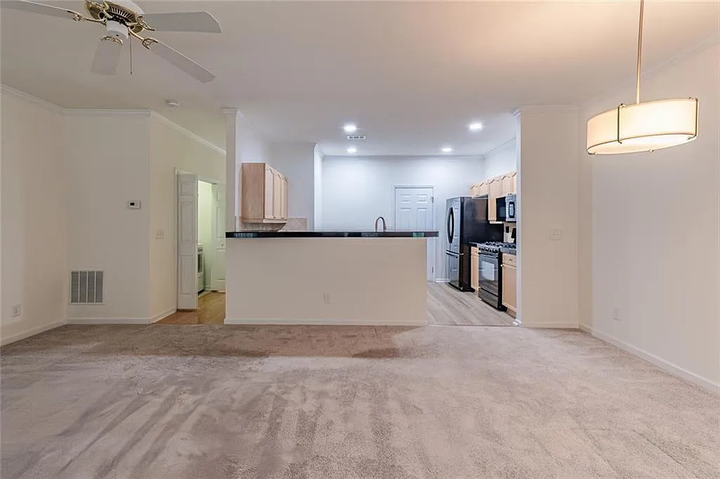 3 bed, 2.5 bath, 1696 sqft, $2,100 — Photo 4