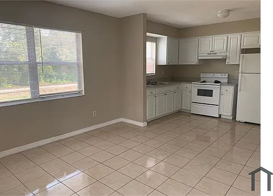 3 bed, 900 sqft, $1,590 — Photo 2