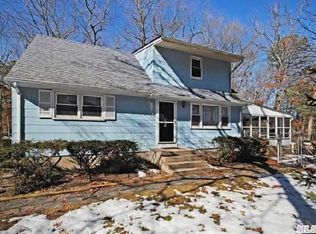 53 Cedar St, Calverton, NY 11933