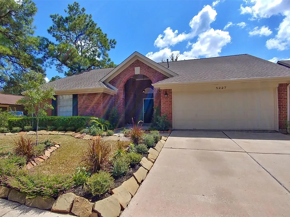 5227 Clarkston Ln