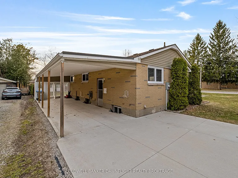 105 Wellington St W — Photo 4