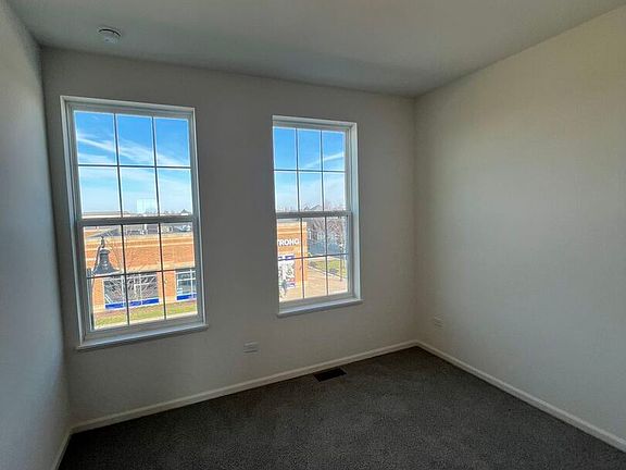 5th image of 2925 Showplace Dr