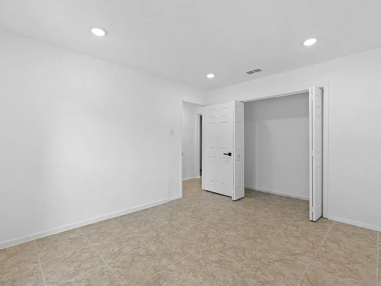 9930 Valley Lake Dr — Photo 2