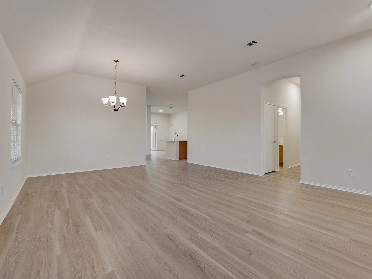 4 bed, 2179 sqft, $3,100 — Photo 4