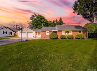 2751 Marlington Rd, Waterford, MI 48329