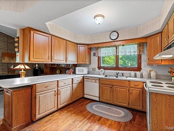 5th image of 439 Windmill Point Dr