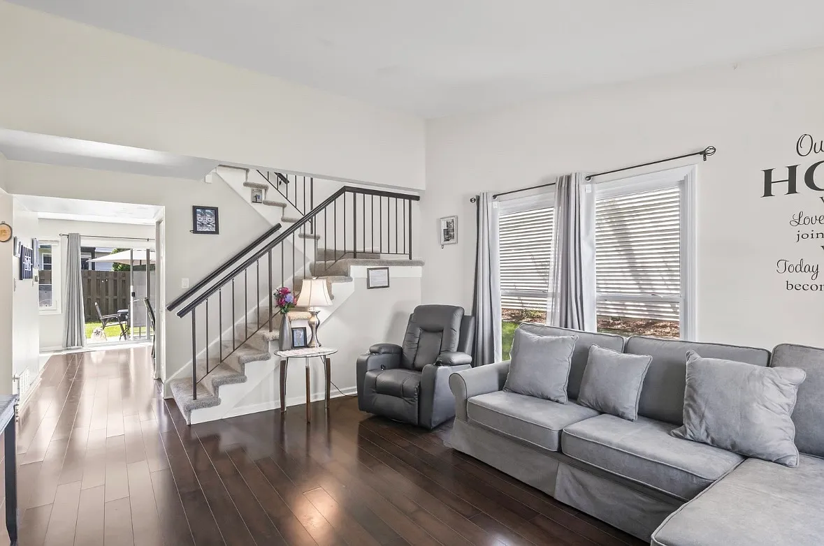 2 bed, 1.5 bath, 1350 sqft, $2,550 — Photo 3