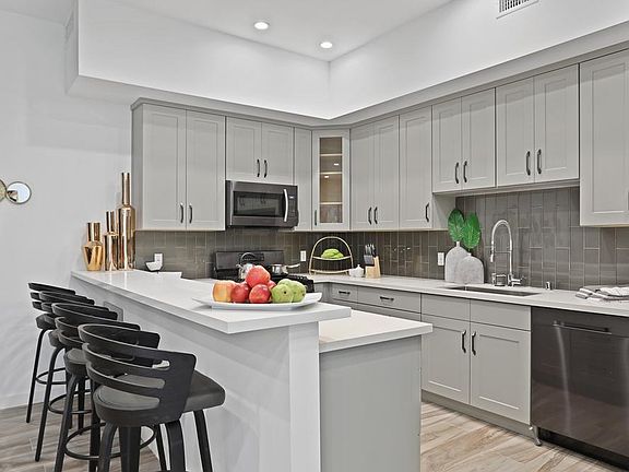 2nd image of 2323 28th St Unit 4