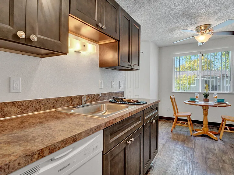 Karens Korner Apartments — Photo 5