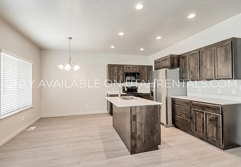 793 N 2560 E — Photo 8