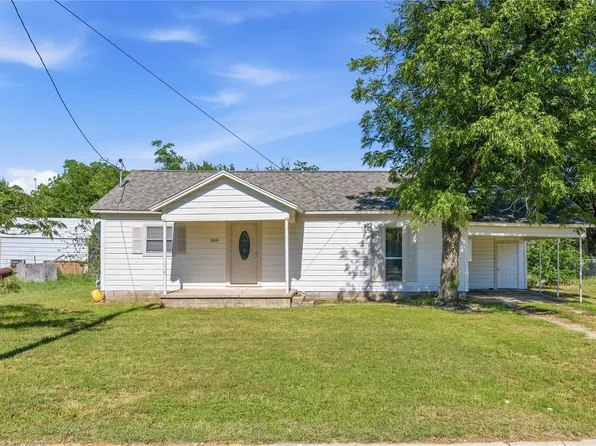 309 S 6th St, Bangs, TX 76823