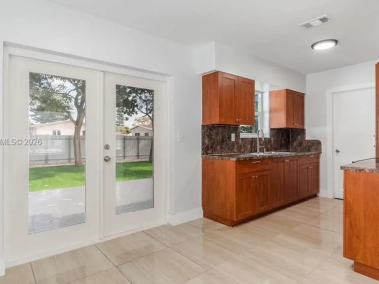 630 SW 28th Dr — Photo 3