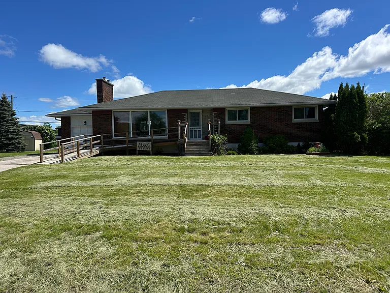 108 Sidney Cres — Photo 1