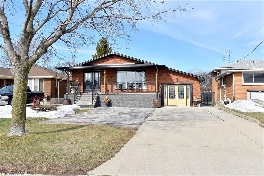 682 Mohawk Rd W photo 1