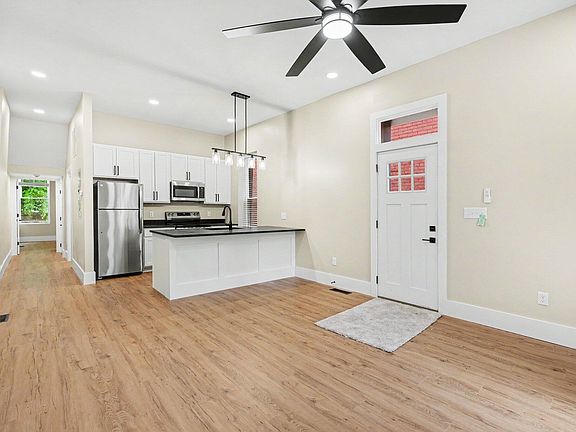 4th image of 218 W 5th St