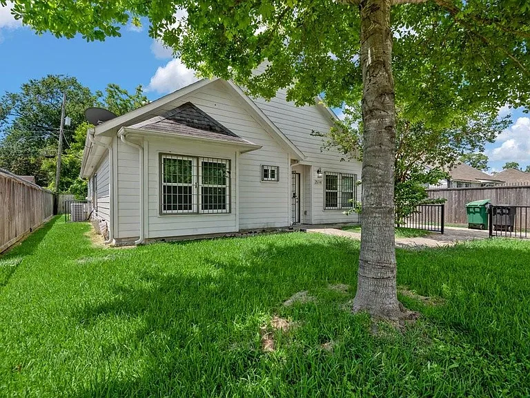 2514 Bennington St — Photo 3