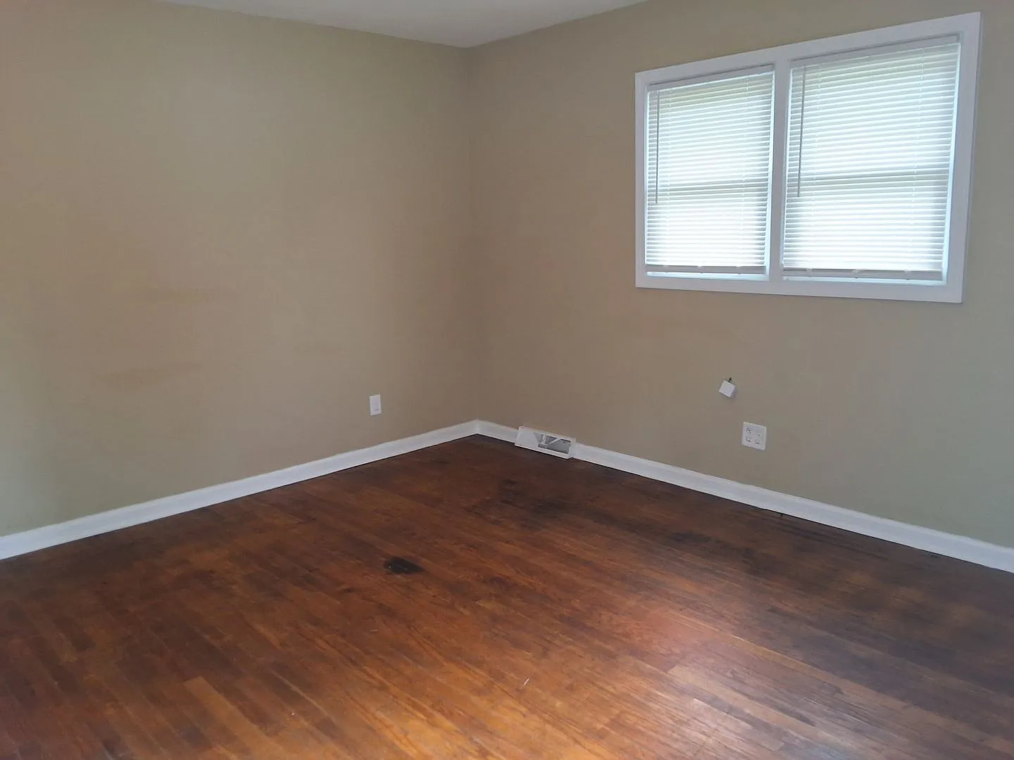 1110 Evelyn Drive — Photo 2