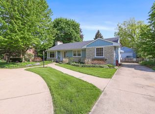1440 W Downer Pl, Aurora, IL 60506