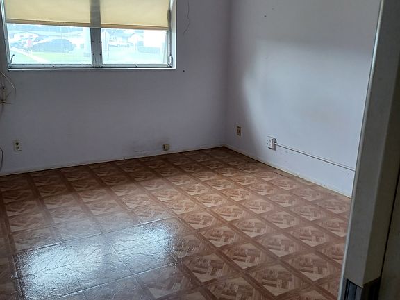 4th image of 2830 Ashley Dr W APT C