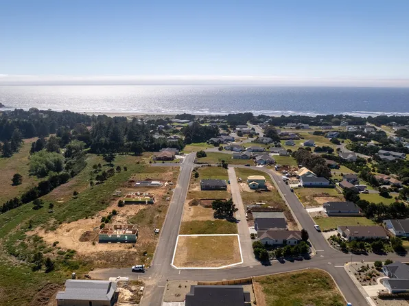 700 Seacrest Dr, Bandon, OR 97411