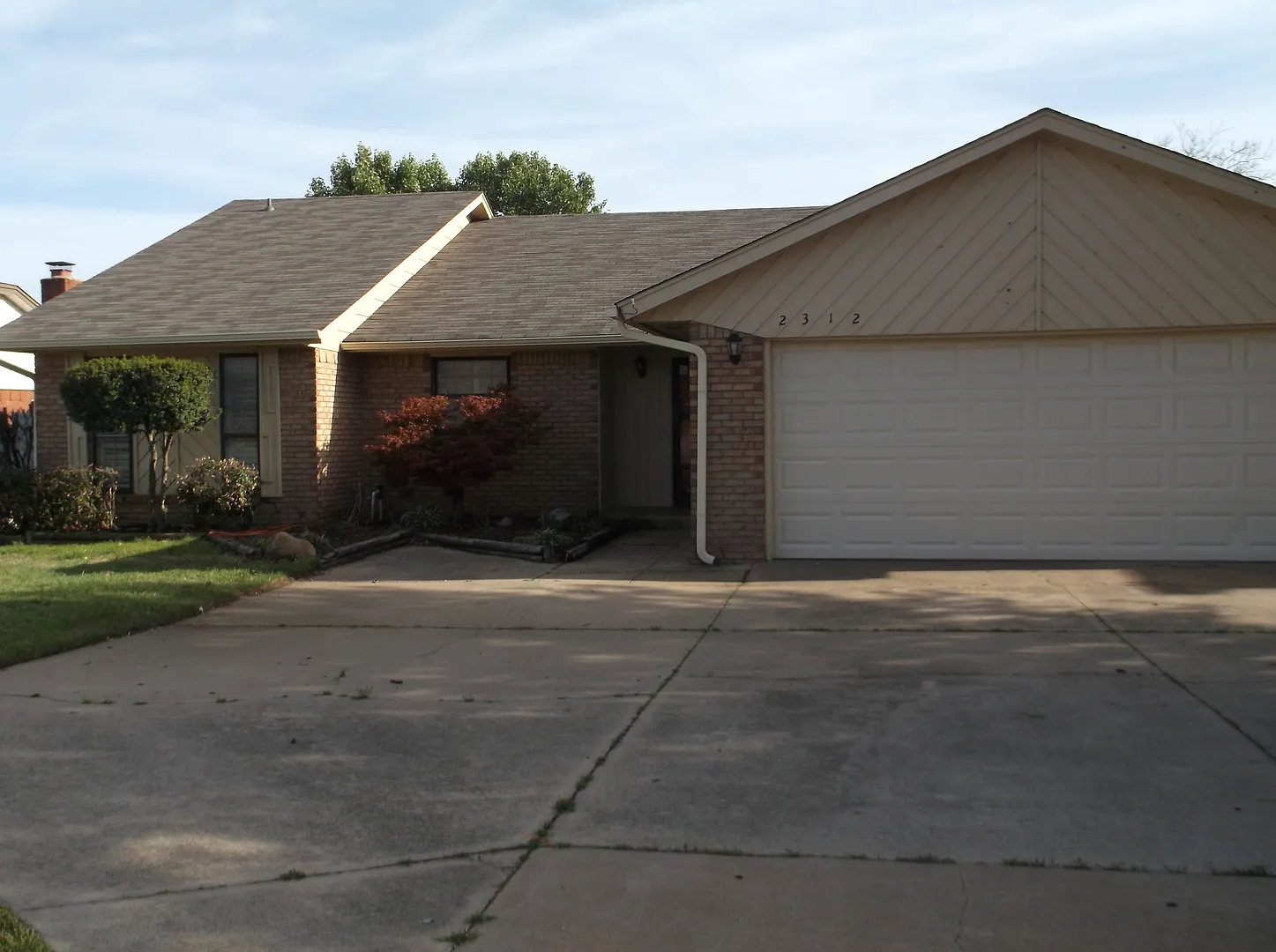 Nice 3 bed, 1 3/4 baths, 2 car garage — Photo 1