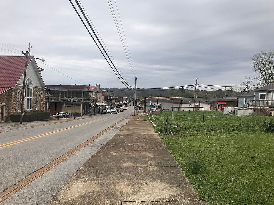 2nd image of 440 Main St