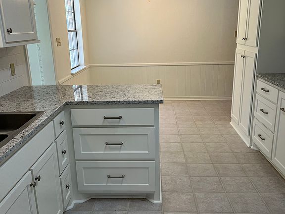 4th image of 3687 Oak Hills St