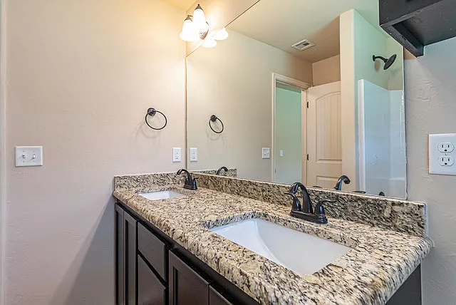 741 N Dallas Ave — Photo 24