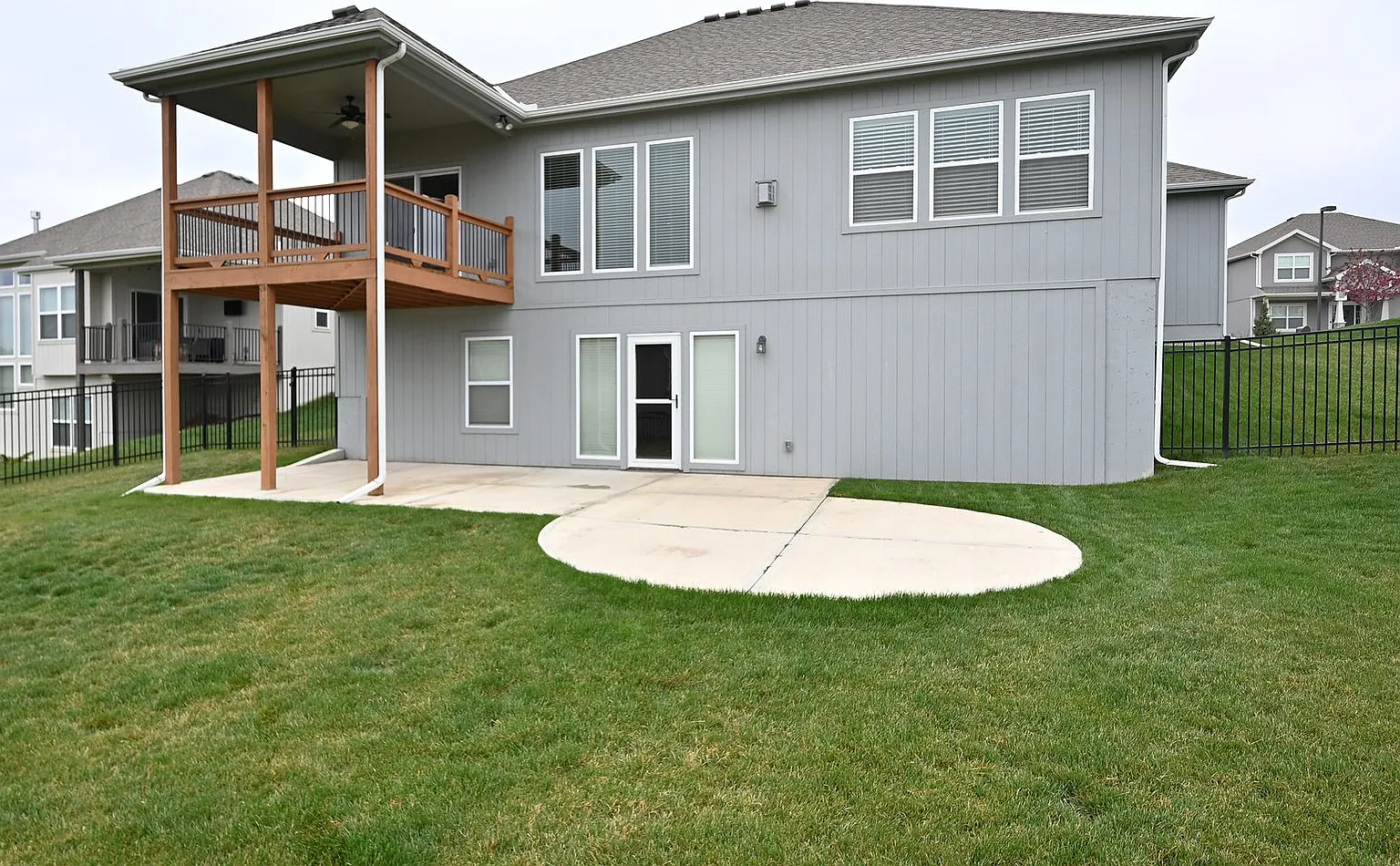 Wonderful 4 bedroom, 3 bath home with 3 car garage for rent! — Photo 3