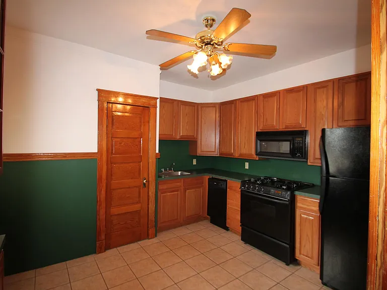 11 Fontainebleau Dr #G — Photo 2