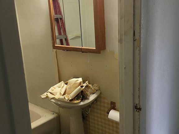 2nd image of 2517 Grand Ave