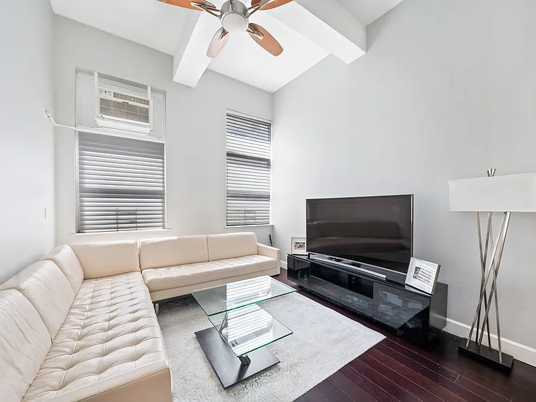 350 E 62nd St #4L — Photo 2